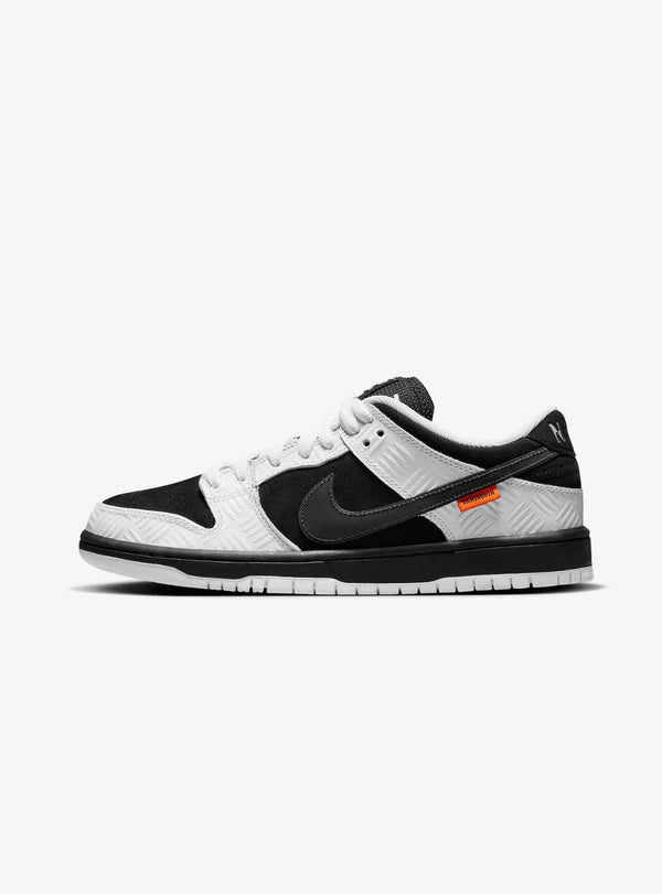 NIKE SB DUNK LOW TIGHTBOOTH