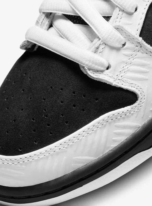 NIKE SB DUNK LOW TIGHTBOOTH